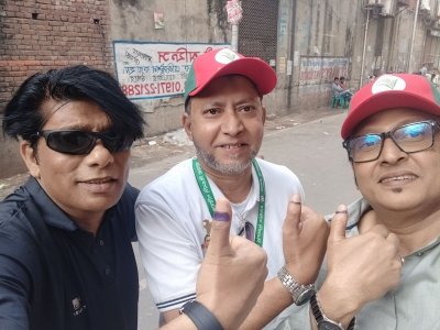 বামে ইথুন বাবু ও ডানে পলাশ