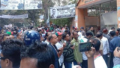  ভোটকেন্দ্রের সামনে মানুষের ভিড় (ছবি: মহসীন কবির)