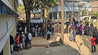 টেকনাফের ভোটকেন্দ্রে নারীদের লম্বা লাইন