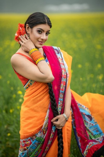 মডেল: মৌ, ছবি: বিশ্বরঙ