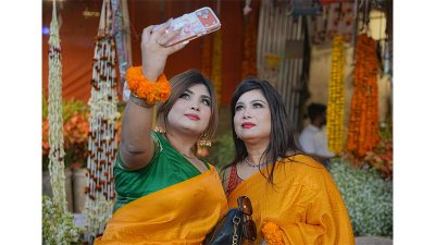 বসন্ত ও ভালোবাসা দিবসের প্রাক্কালে সেজেগুজে সেলফি তুলছেন দুই নারী 