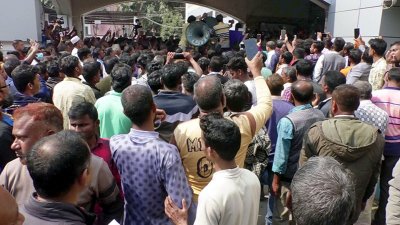 রংপুর ডিসির কার্যালয় ঘেরাও করলেন ৩ প্রার্থী, ভোট আবার গণনার দাবি