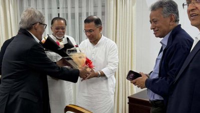 তারেক রহমানকে ফুলেল শুভেচ্ছা জানান মির্জা ফখরুল ইসলাম