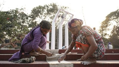 কেন্দ্রীয় শহীদ মিনারের পরিষ্কার-পরিচ্ছন্নতার কাজ চলছে  