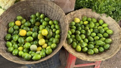 হিলিতে লেবু ও খিরার দাম বেড়ে দ্বিগুণ 