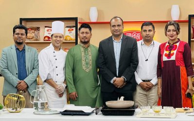 অনুষ্ঠান সেটে সঞ্চালক, রন্ধনশিল্পী, অতিথি ও আয়োজকরা