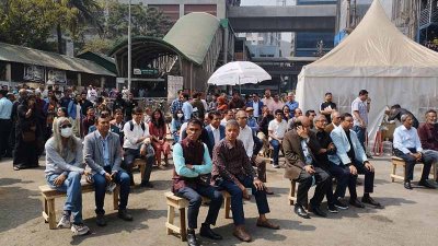 অনষ্ঠানে উপস্থিত ব্যক্তিরা