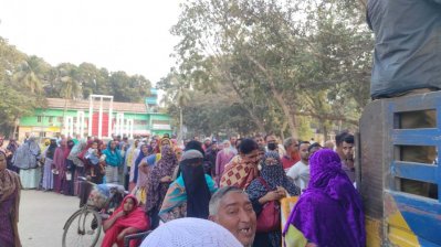 সাতক্ষীরায় টিসিবির পণ্য নিতে ভিড়