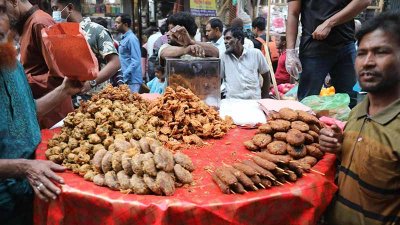 ইফতারি বিক্রির ধুম (ছবি: নাসিরুল ইসলাস)