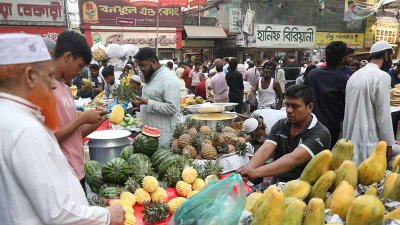 বিভিন্ন ফলের দোকানেও বিক্রি জমে উঠেছে (ছবি: নাসিরুল ইসলাম)