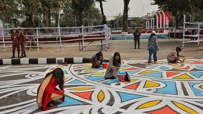 শহীদ মিনার এলাকায় আলপনা আঁকার কাজ চলছে 