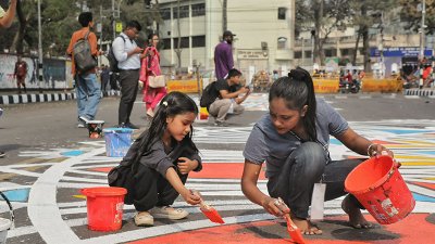 শহীদ মিনার এলাকায় আলপনা আঁকার কাজ চলছে 