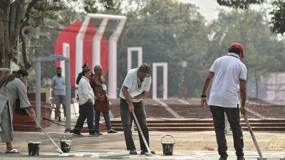 শহীদ মিনার এলাকায় আলপনা আঁকার কাজ চলছে 