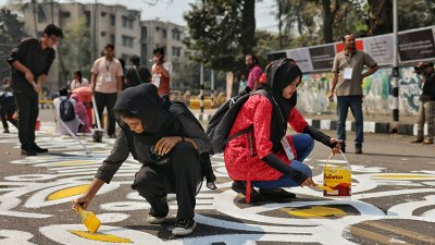 শহীদ মিনার এলাকায় আলপনা আঁকার কাজ চলছে 