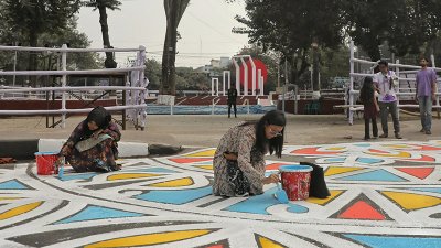 শহীদ মিনার এলাকায় আলপনা আঁকার কাজ চলছে 