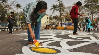 শহীদ মিনার এলাকায় আলপনা আঁকার কাজ চলছে 