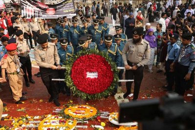 ছবিতে শহীদদের প্রতি ফুলেল শ্রদ্ধা