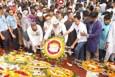 ছবিতে শহীদদের প্রতি ফুলেল শ্রদ্ধা