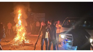 ঘটনার প্রতিবাদে রুমিন ফারহানার সমর্থকরা সরাইল উপজেলার শাহবাজপুরে ঢাকা-সিলেট মহাসড়ক অবরোধ করেন