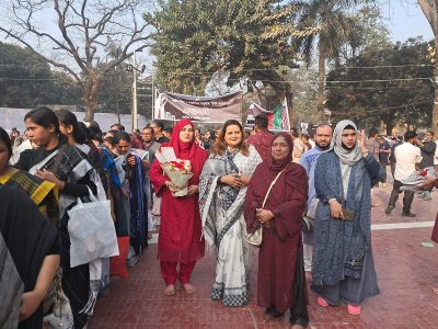 শহীদদের প্রতি শ্রদ্ধা জানায় সর্বস্তরের মানুষ