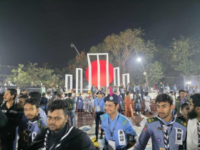 সাধারণ মানুষের ঢল ছিল চোখে পড়ার মতো। ছবি: নাসিরুল ইসলাম