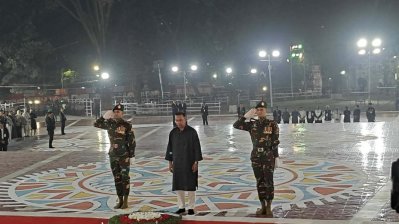 ছবিতে শহীদদের প্রতি ফুলেল শ্রদ্ধা