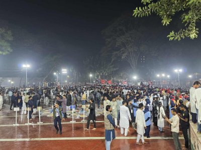 মধ্যরাতে শহীদ মিনারে সর্বস্তরের জনগণ। ছবি: নাসিরুল ইসলাম