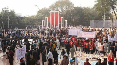 ভাষা শহীদের প্রতি শ্রদ্ধা জানাতে শহীদ মিনারে মানুষের ঢল (ছবি: নাসিরুল ইসলাম)