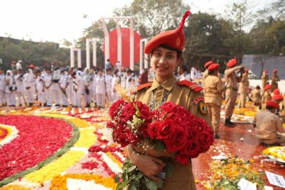 ছবিতে শহীদদের প্রতি ফুলেল শ্রদ্ধা