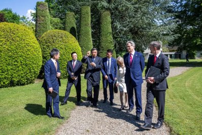 গত বছর জেনেভায় মার্কিন ও চীনা প্রতিনিধিদল। ছবি: নিউ ইয়র্ক টাইমস