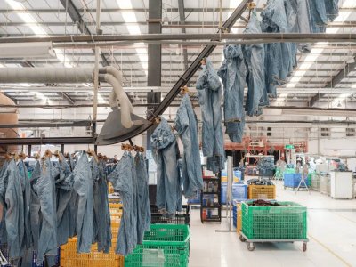 ভিয়েতনামের একটি কারখানায় তৈরি হচ্ছে জিন্স প্যান্ট। ছবি: নিউ ইয়র্ক টাইমস