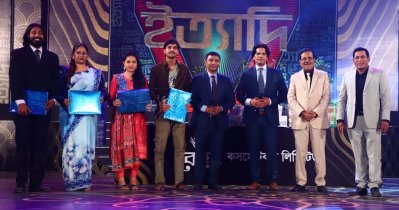 ‘ইত্যাদি’ টিমের সঙ্গে মোশাররফ করিম ও নির্বাচিত দর্শকরা (ছবি: ফাগুন অডিও ভিশন)