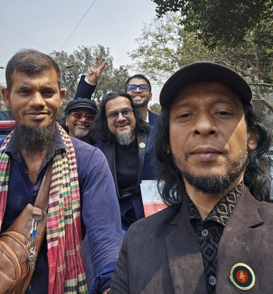 রিকশাচালকের পাশে ওয়ারফেজ ব্যান্ডের সংগীতশিল্পীরা (ছবি: কমলের ফেসবুক অ্যাকাউন্ট)