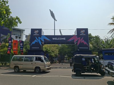  শহরময় ছোট তিন চাকার টুকটুক।