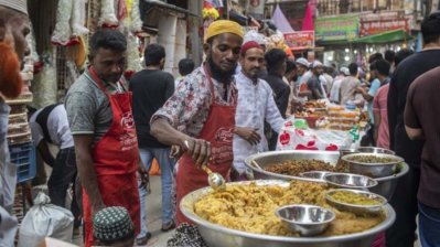 রাস্তার পাশে ইফতারির দোকান বসেছে