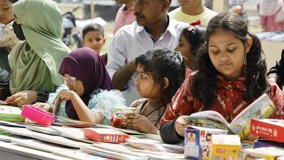 স্টলগুলোর সামনে ছোটদের ভিড় (ছবি: নাসিরুল ইসলাম)