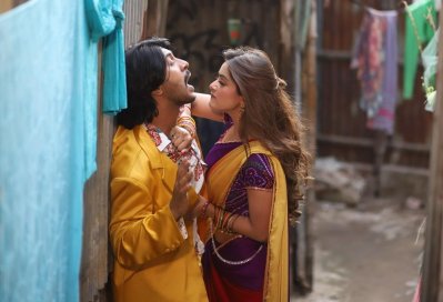 ‘গোলাপী’ নাটকে তৌসিফ মাহবুব ও তানজিন তিশা (ছবি: সিএমভি)