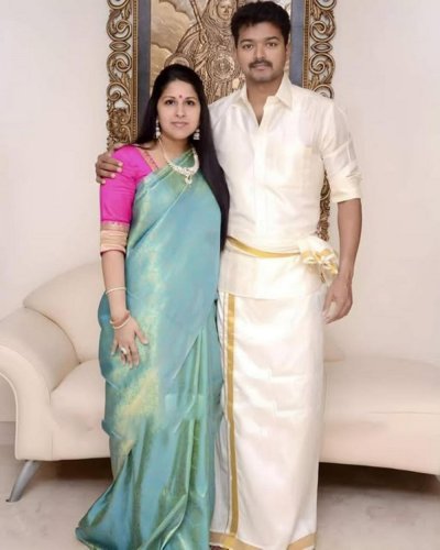 থালাপতি বিজয়ের সঙ্গে তার স্ত্রী সংগীতা (ছবি: এক্স)