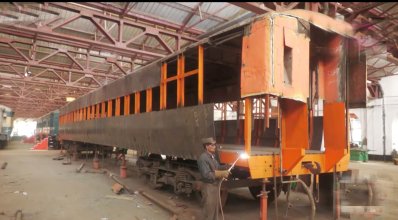এসব কোচের বগি মেরামত ও রঙের কাজে ব্যস্ত সময় পার করছেন শ্রমিকরা