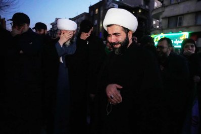 খামেনি নিহত: ইরানের রাজপথে শোকাহত হাজার হাজার মানুষের ঢল