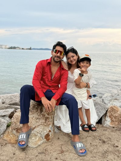 স্ত্রী-সন্তানের সঙ্গে জাহের আলভী