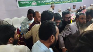প্রায় দুই ঘণ্টা পর তাকে উদ্ধার করেছে পুলিশ