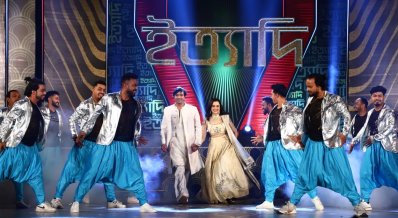 নৃত্যদলের মাঝে রাজ-সাবিলা