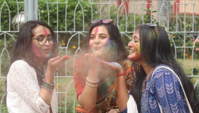 ঢাকেশ্বরী মন্দিরে হোলি উদযাপন (ছবি: নাসিরুল ইসলাম) 