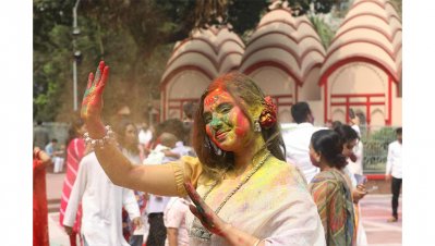 ঢাকেশ্বরী মন্দিরে হোলি উদযাপন (ছবি: নাসিরুল ইসলাম) 