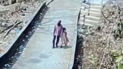 সিসিটিভি ফুটেজে অভিযুক্ত বাবু শেখ ও শিশুটি