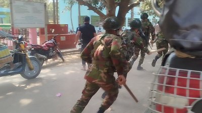 সেনাবাহিনীর সদস্যরা এসে লাঠিচার্জ করে ছত্রভঙ্গ করে পরিস্থিতি নিয়ন্ত্রণে আনেন