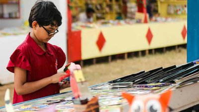 বইমেলায় এসেছে শিশুটি (ছবি: নাসিরুল ইসলাম)