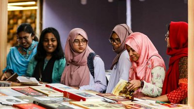 স্টলে বই দেখছেন তারা (ছবি: নাসিরুল ইসলাম)