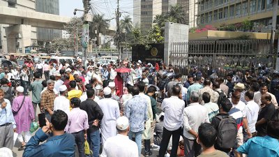 বাংলাদেশ ব্যাংকের সামনে সম্মিলিত ইসলামী ব্যাংকের আমানতকারীদের অবস্থান (ছবি: নাসিরুল ইসলাম)